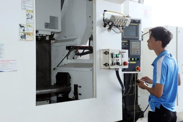 Học vận hành máy phay CNC
