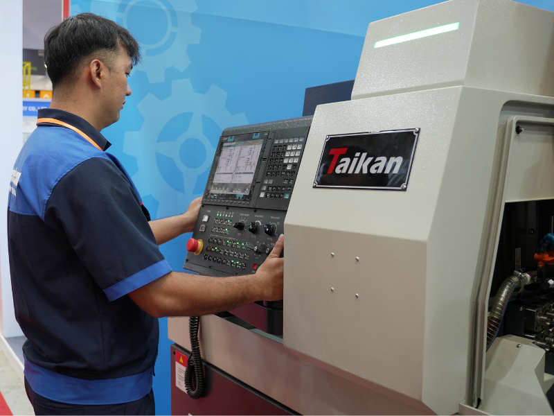 Vận hành máy tiện CNC hệ Fanuc đòi hỏi kỹ năng chuyên sâu và kinh nghiệm trong lĩnh vực gia công cơ khí