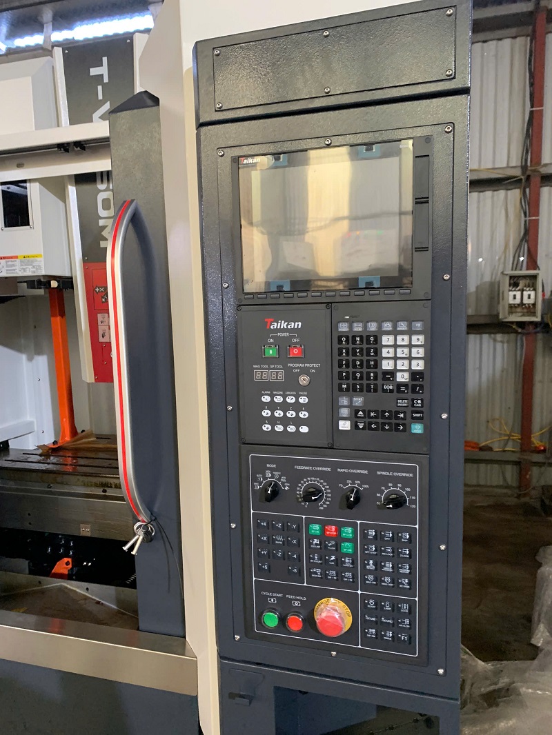 Bảng điều khiển CNC giúp nhận lệnh chương trình và điều khiển mọi hoạt động của máy CNC