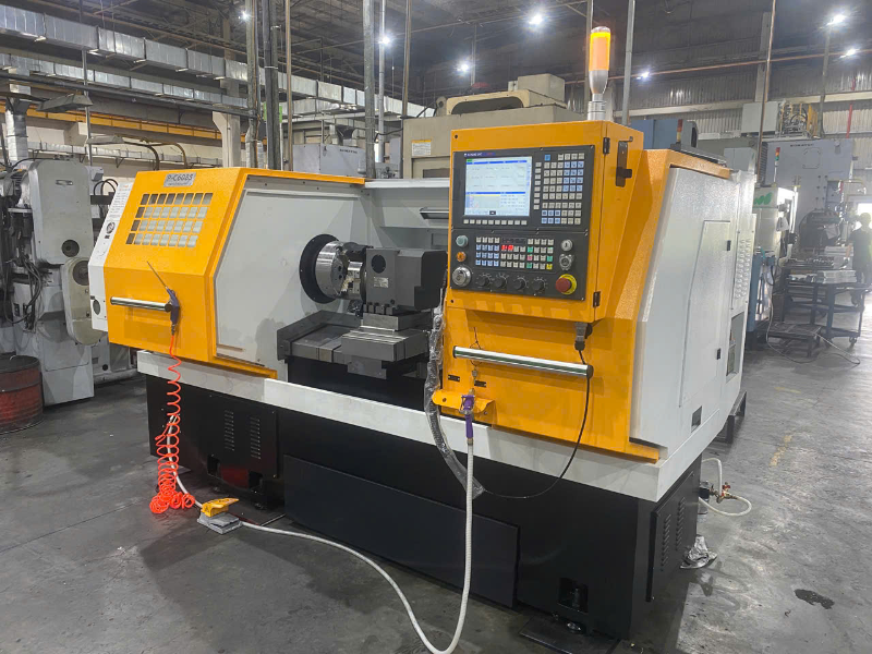 Máy tiện CNC giường phẳng là dòng máy được sử dụng phổ biến trong gia công cơ khí chính xác 
