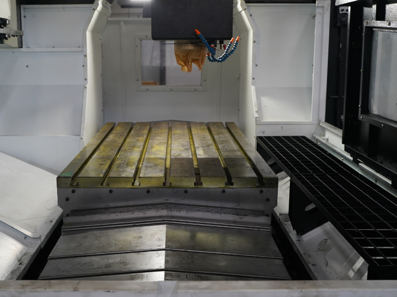 Máy phay giường CNC có cấu trúc cứng vững, bàn làm việc kích thước lớn