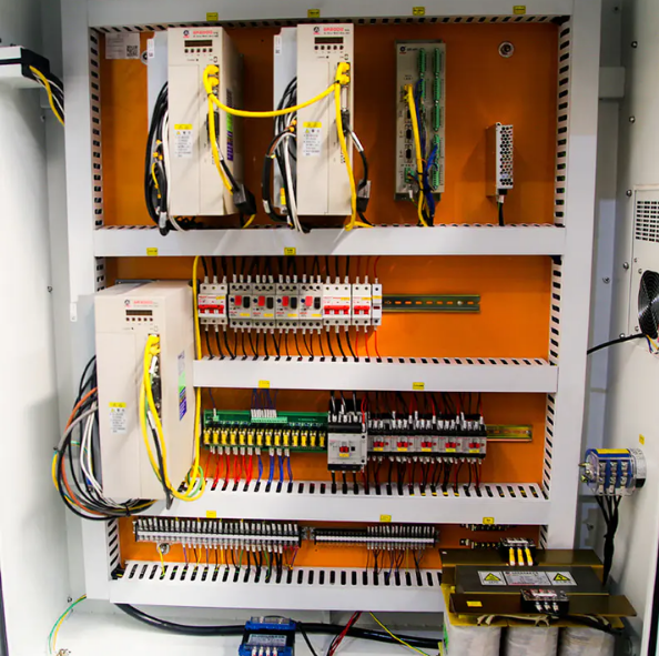Tủ điện máy tiện CNC là nơi chưa các bộ phận linh kiện về điện giúp máy tiện thực hiện gia công theo yêu cầu