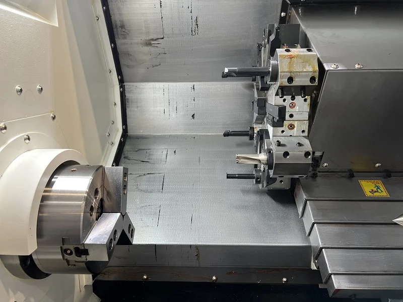 Cấu tạo ụ sau chắc chắn, giữ độ cứng vững trong suốt quá trình gia công