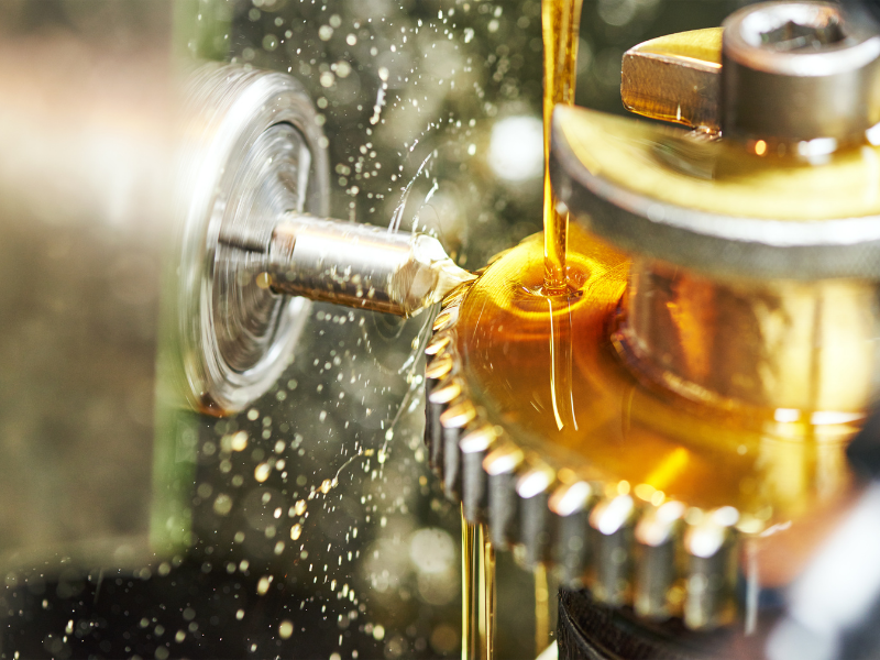 Dùng dầu cắt gọt máy CNC cần lưu ý về cách bảo và cách dùng để tránh phát sinh các vấn đề về giảm chất lượng, an toàn...