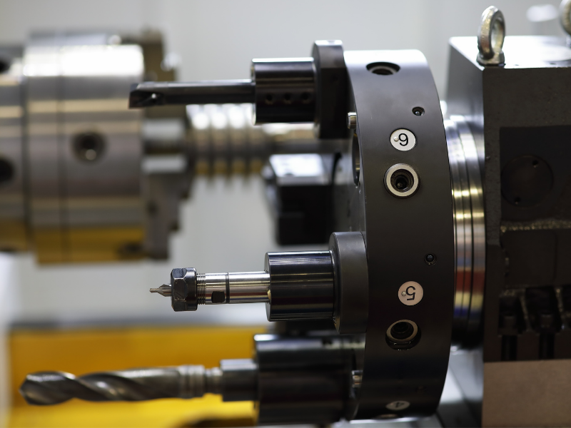 Tháp dao máy tiện CNC là bộ phận được dùng để gá lắp và cố định nhiều loại dao cắt dùng trong gia công tiện