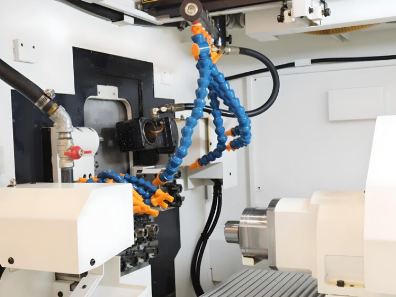 Hệ thống bôi trơn máy tiện CNC có nhiệm vụ cấp dầu và làm mát cục bộ trong quá trình gia công 