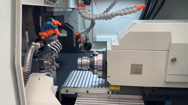 Các bộ phận của thân máy tiện được bố trí khoa học và phối hợp chặt chẽ giúp gia công hiệu suất, chính xác