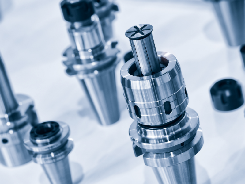 Đầu kẹp dao CNC là thiết bị trung gian dùng để kết nối giữa dao cụ và trục chính của máy CNC