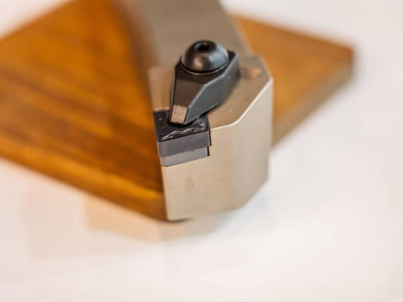 Chọn dao tiện và mảnh insert phù hợp cho từng loại gia công để đảm bảo độ chính xác về kích thước, hình dạng