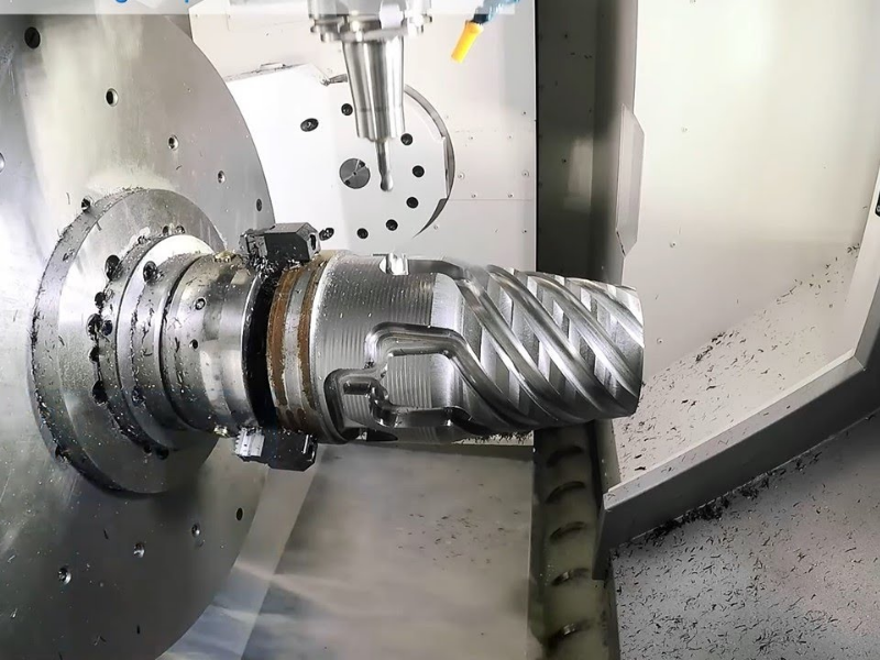 Nguyên lý hoạt động của máy tiện 5 trục CNC dựa theo các lệnh lập trình từ phần mềm CAM hoặc nhập trực tiếp vào bộ điều khiển CNC