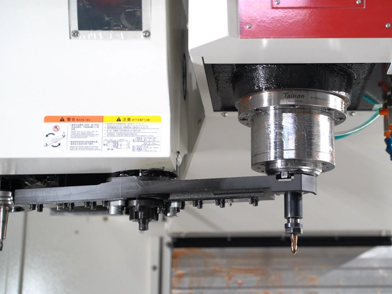 Bộ thay dao tự động CNC hoạt động dựa theo nguyên lý phối hợp giữa các bộ phận ổ chứa dao, tay thay dao, trục chính và hệ điều khiển CNC