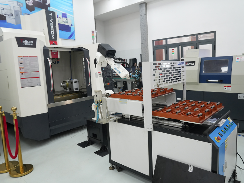 Cánh tay gắp phôi tự động (Arm Robot) tích hợp trên máy phay CNC Taikan HT-V850M