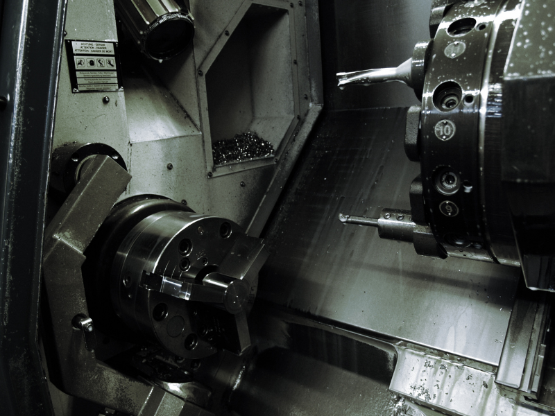 So với máy tiện CNC tiêu chuẩn, máy tiện CNC siêu lớn thường có thiết kế tối ưu về kết cấu, khả năng chịu tải tốt
