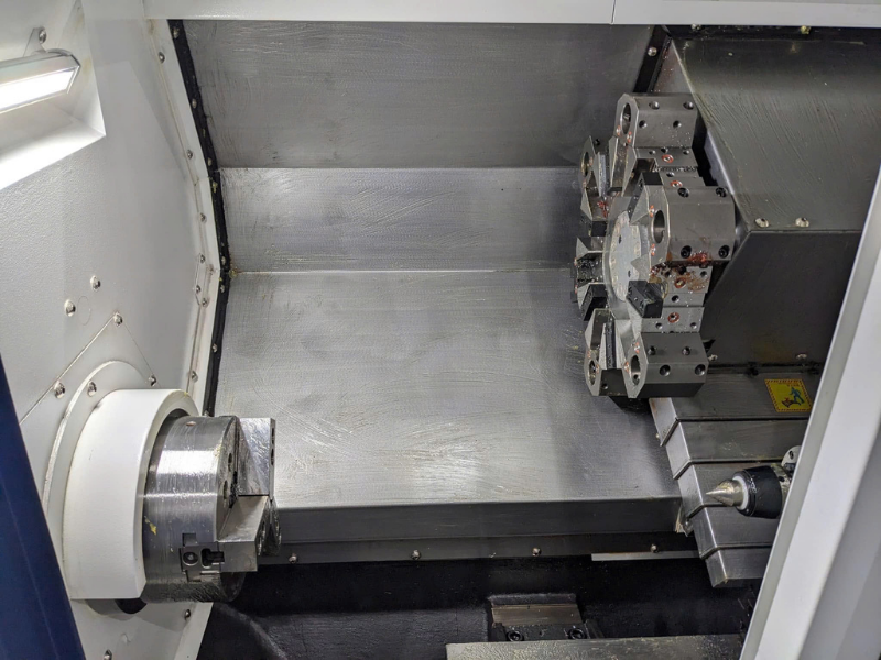 Máy tiện CNC mâm 8 inch hoạt động dựa trên sự phối hợp giữa chuyển động quay của phôi và chuyển động chạy dao được điều khiển theo chương trình CNC.