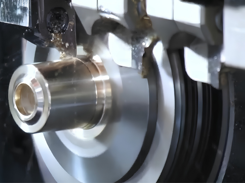 Máy tiện CNC Swiss Type hoạt động dựa trên chuyển động giữa phôi, đầu máy, ống dẫn hướng và dụng cụ cắt